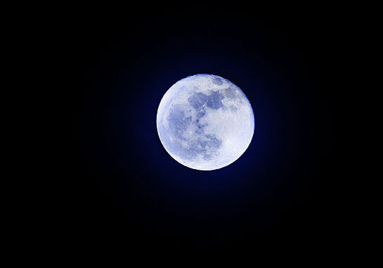 Luna algo Azul
