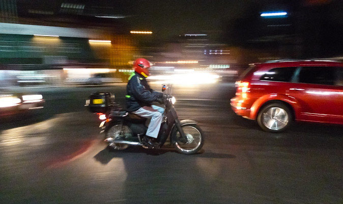 Motociclista Calle Nocturna